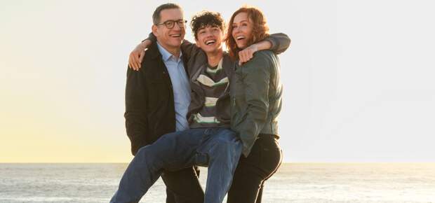 Дани Бун помогает сыну поймать волну в эксклюзивном фрагменте фильма «Отпуск по семейным обстоятельствам»