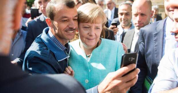 селфи Меркель с мигрантами