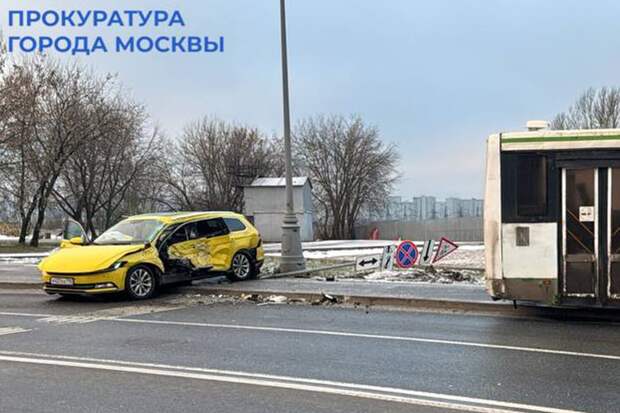 Автобус в Москве протаранил такси, пострадали женщина и ребенок