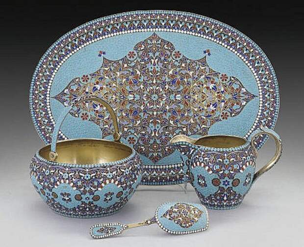 Сохранившаяся часть чайного или кофейного сервиза 1896–1908 годов Сохранившаяся часть чайного или кофейного сервиза 1896–1908 годов