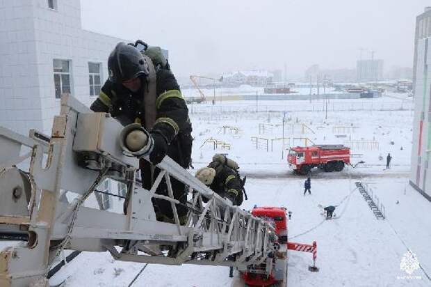 В России срочников могут направить на службу пожарными в МЧС