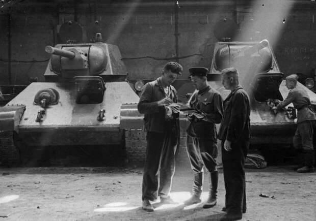 Приемка танков Т-34, сошедших с конвейера завода № 183 в Нижнем Тагиле, СССР