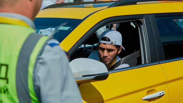 В Госдуме предложили запретить мигрантам работать таксистами по всей России