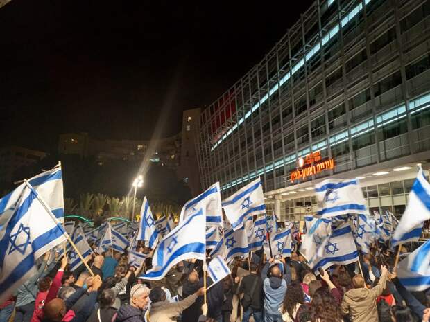 Полиция Израиля применила водометы для разгона митинга в Тель-Авиве