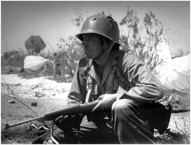 Получивший ранение в голову американский солдат Томас Барнс во время высадки на филиппинский остров Коррехидор Великая отечественая война, архивные фотографии, вторая мировая война