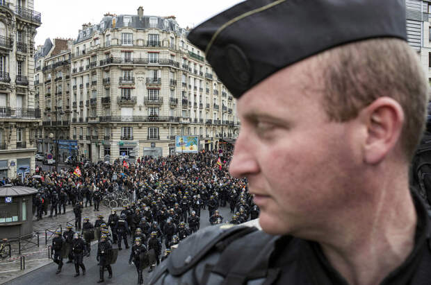 18 пугающих снимков протестов во Франции