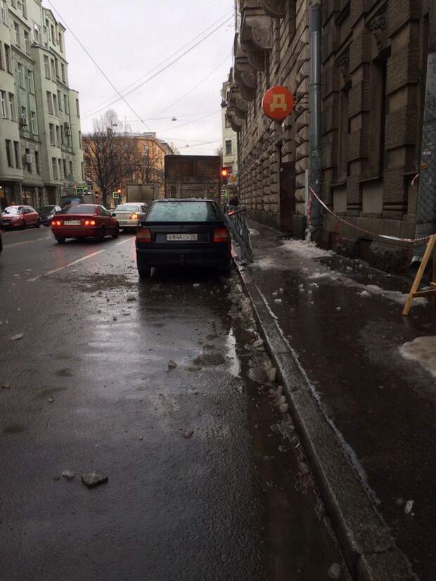 Автомобили, пострадавшие от падения сосулек в Санкт-Петербурге Автомобили, пострадавшие от падения сосулек в Санкт-Петербурге зима, санкт-петербург, сосулька
