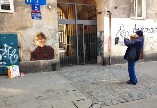 Картины перенесенные на улицу Julien de Casabianca