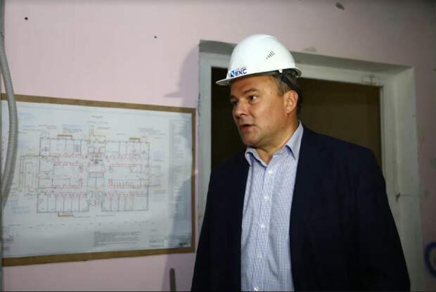 Петр Толстой проверил ход ремонта поликлиники в Капотне. Автор фото: Александр Чикин