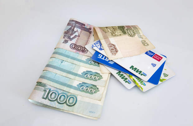 Пенсионерка для спасения сбережений обогатила мошенников на 2,7 млн в Петербурге