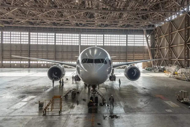 В аэропорту Стамбула автомобиль врезался в самолет авиакомпании из России