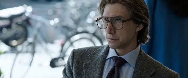 Карикатурные персонажи, мошенничество и уроки пикапа от Леди Гаги: в российский прокат вышел фильм «Дом Gucci»