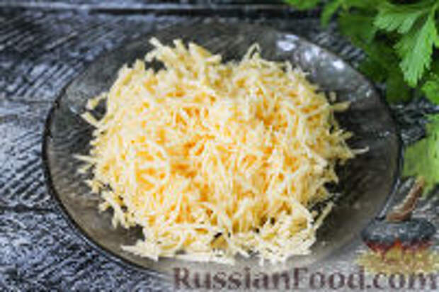 Фото приготовления рецепта: Тарталетки с курицей, грибами и сыром - шаг №5