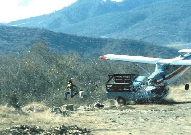 Из-за сильного встречного ветра самолет на посадке врезался в грузовик, который стоял неподалеку от взлетно-посадочной полосы, 1976 год  знаменитости, история, фото