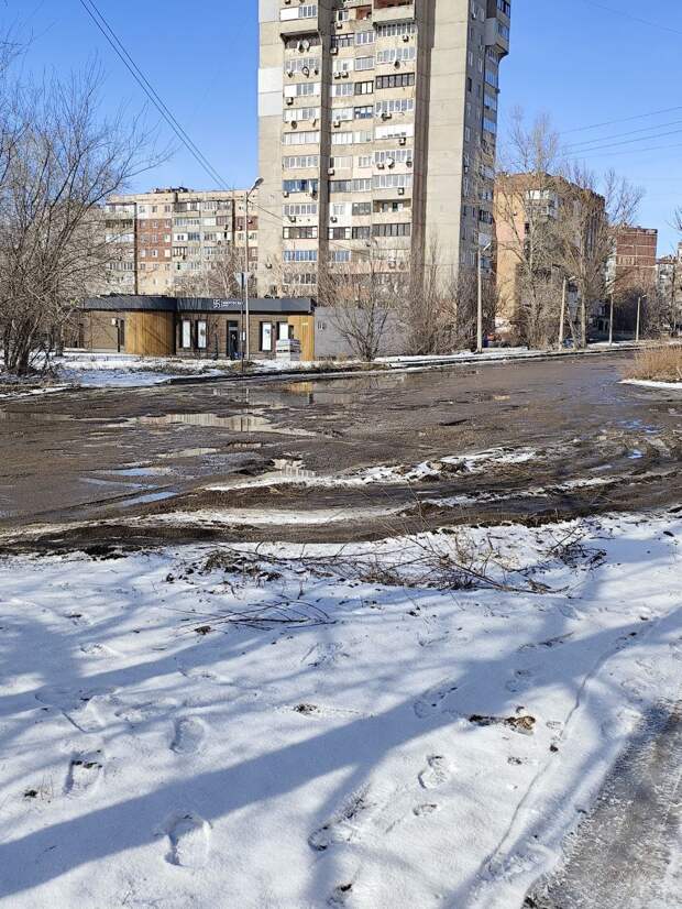 Просто дороги на Зелёном в Макеевке. Водители уже выкручиваются, как могут