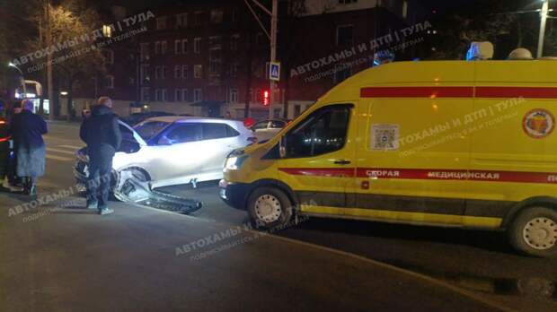 Две машины столкнулись на перекрестке улиц Кирова и Глинки в Туле