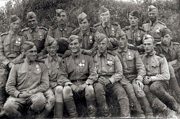 С боевыми товарищами. Юрий Никулин - в верхнем ряду, третий слева. С боевыми товарищами. Юрий Никулин - в верхнем ряду, третий слева.