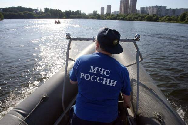 В Астрахани отец с сыном едва не утонули во время прогулки на сапе