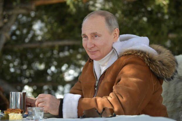 Путин сообщил, что вакцинируется от коронавируса 23 марта