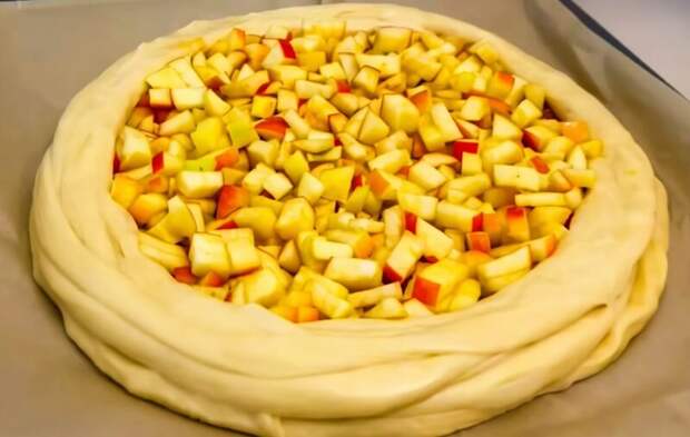 Аромат детства: сочный яблочный пирог с вареньем, который тает во рту. Простой рецепт