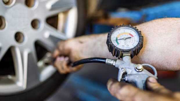 Автоэксперт: низкое давление в шинах может провоцировать допрасход топлива