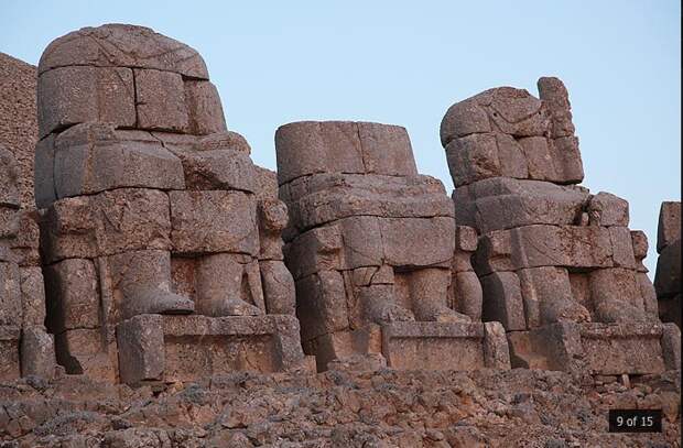 Пятидесятиметровый курган Антиоха на вершине горы Нимрут
