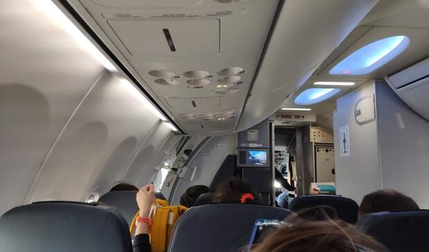 Туристы из Якутска более шести часов сидят в нижегородском аэропорту без еды