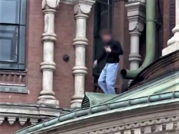 Руфер-подросток забрался на храм Спас на Крови в Санкт-Петербурге