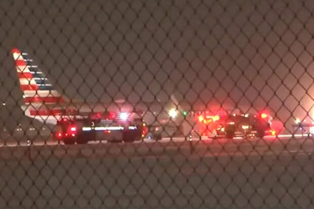 Самолет выкатился за пределы летного поля в аэропорту США и напугал пассажиров