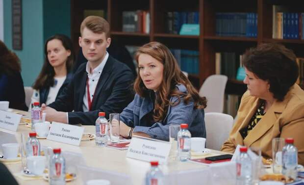 Вице-мэр Ракова провела круглый стол о современных подходах к поддержке старшего поколения. Фото: Михаил Сазонов