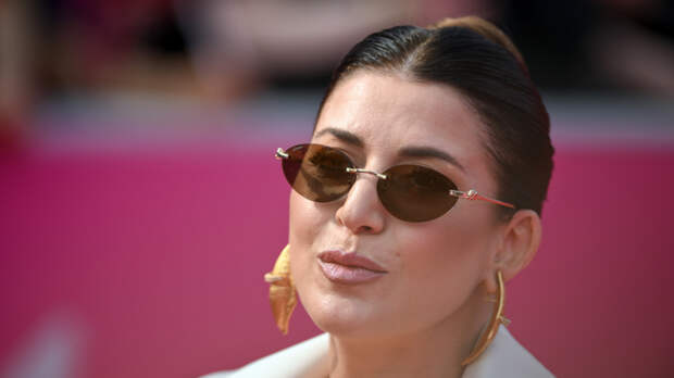 Картины и цветы из ягод: Жасмин похвасталась необычными подарками от фанатов