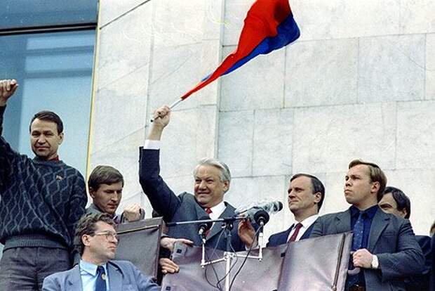 «Ельцин на танке»: к чему призывал президент России во время августовского путча