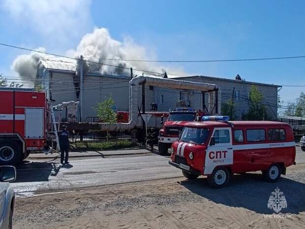 В Якутии загорелся склад магазина сантехники
