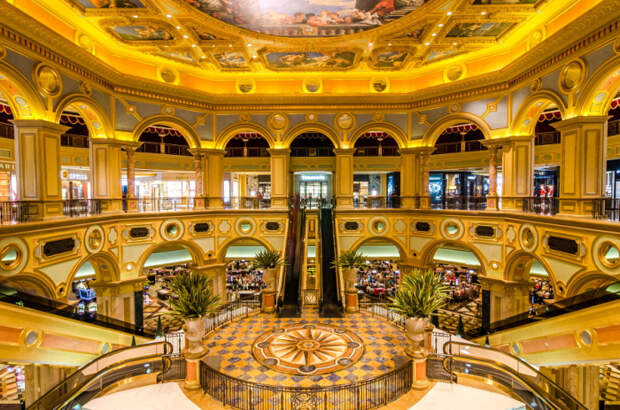 Залы Venetian Macao украшены многочисленными венецианскими статуями, фресками, гобеленами и картинами. Автор фотографии: Родари (Rodaree). Залы Venetian Macao украшены многочисленными венецианскими статуями, фресками, гобеленами и картинами. Автор фотографии: Родари (Rodaree).