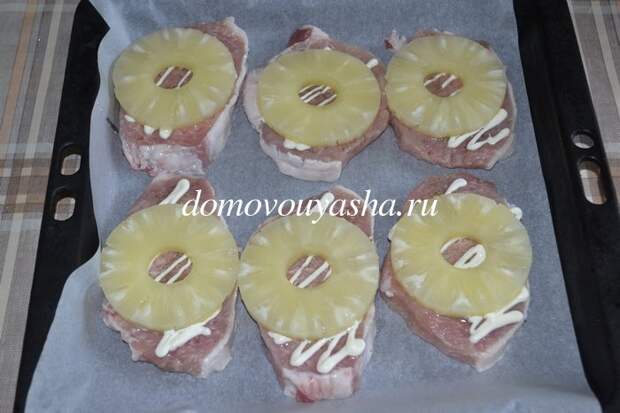 Отбивные из свинины в духовке с ананасами и сыром