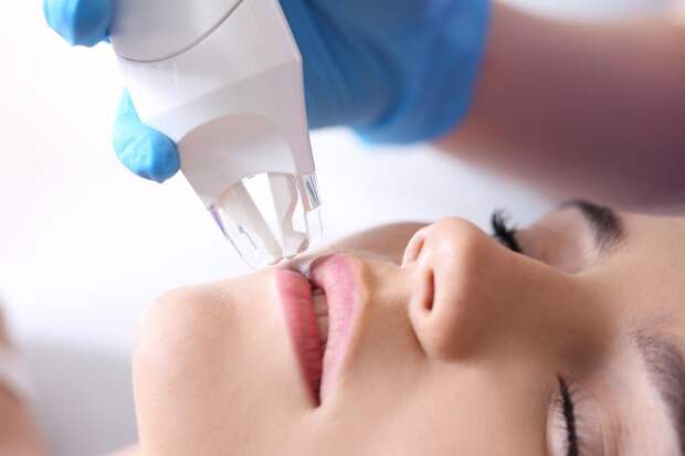 Пламперы для губ при контакте с кожей стимулируют кровообращение, из-за чего губы опухают и выглядят более полными