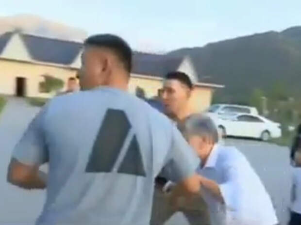 Опубликовано видео резвого бегства Атамбаева от спецназа