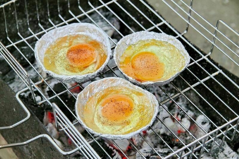11 аппетитных завтраков, которые можно приготовить в лесу