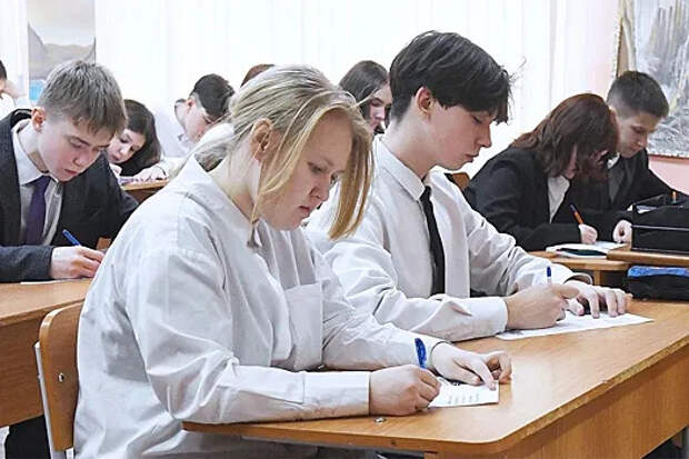 В России утвердили перечень из 16 обязательных предметов для 10–11‑х классов