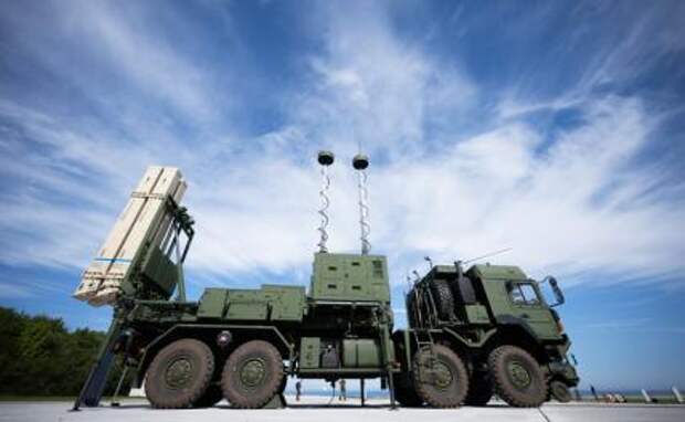 Patriot, IRIS-T, NASAMS: Пентагон пытается обложить «Герань» в небе Украины красными флажками