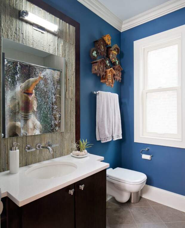 Сбалансированное количество насыщенного синего в сочетании с элементами интерьера из натурального дерева в небольшой ванной