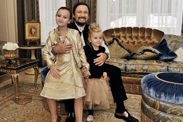 Стас Михайлов с младшими дочками в гостиной