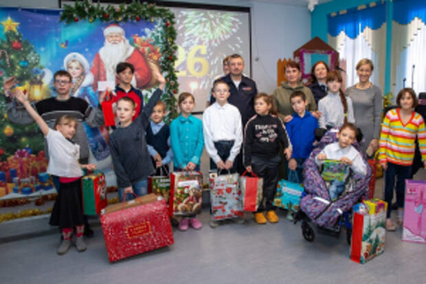 Полицейский Дед Мороз и Снегурочка в гостях у детей подшефного детского дома