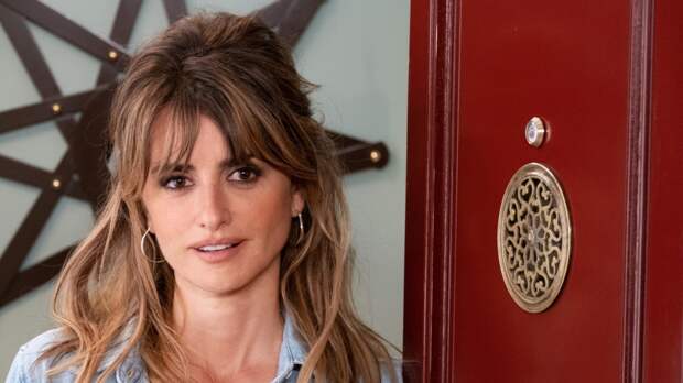 Актриса Пенелопа Крус в кожаном мини-платье прошлась по офису