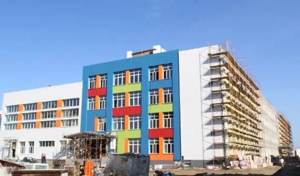 На линейку через ж/д пути. В Омске 100 первоклассников «открепили» от новой школы