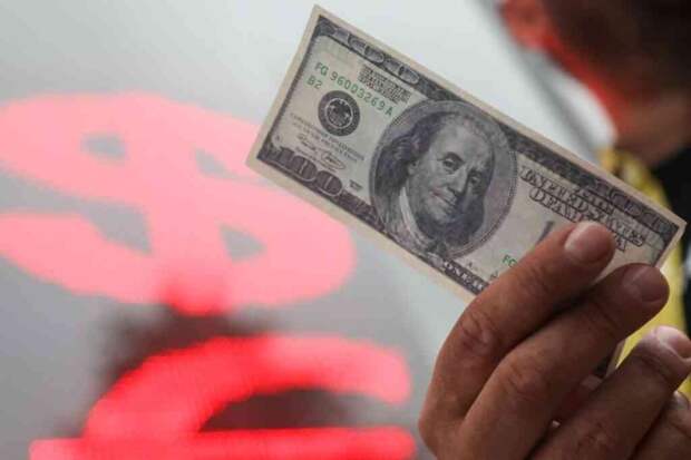 Центробанк понизил курс доллара на 11 февраля