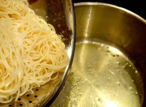 подготовка пасты для спагетти с холодным соусом