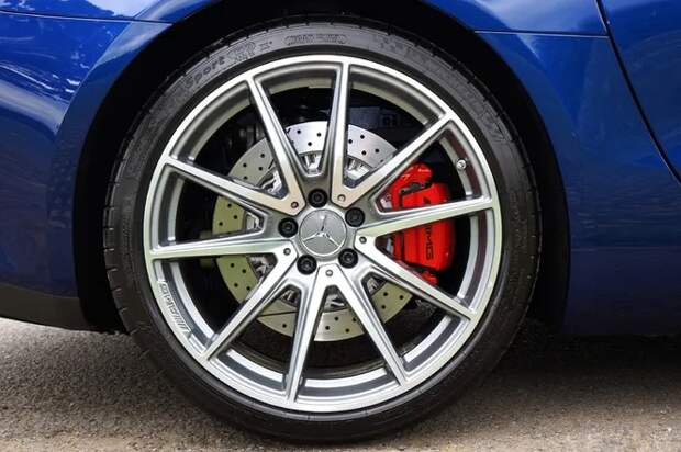 Простой вопрос и неочевидный ответ. Зачем на тормозных колодках нужны канавки?