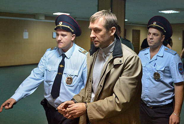 Дмитрий Захарченко (в центре)
