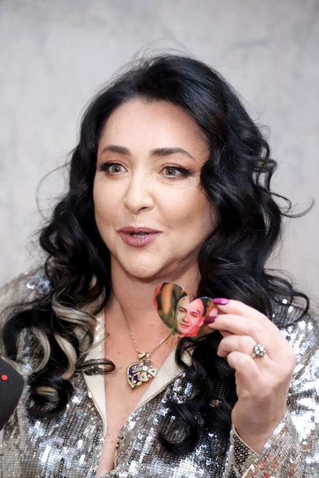 Что Нюша, Тодоренко, Джоли и другие звезды надели на свой выпускной